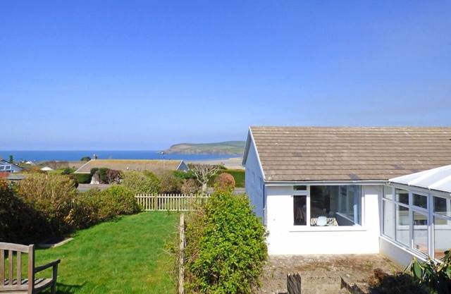 Awel y Mor, Holiday Cottage Newport, Sleeps 6, 3 bedrooms, bathrooms