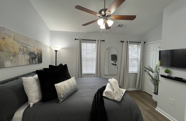 Awesome 2BR Townhome w/KING bed & pool
