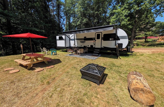 AWESOME AND FUN campground in Fairburn. GREAT FOR KIDS, CAMP FIRE, SWIMMING POOL