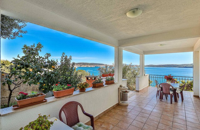 Awesome apartment in Seget Donji