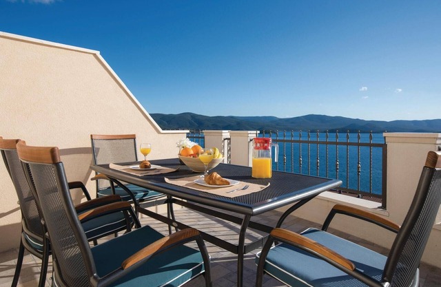 Awesome apartment in Komarna