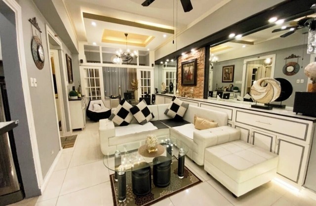 Awesome Condo Beside Eastwood Mall