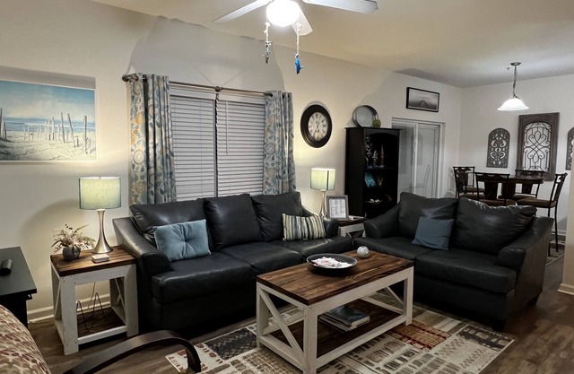 Awesome Condo in Gulf Shores! Large pool. 1 mile from the beach! 😎