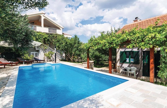 Awesome home in Lisane Ostrovicke