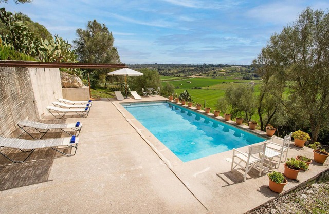 Awesome home in Ariany