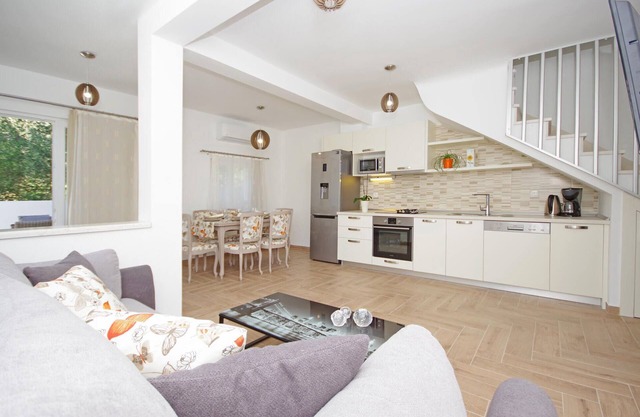 Awesome home in Drvenik with WiFi