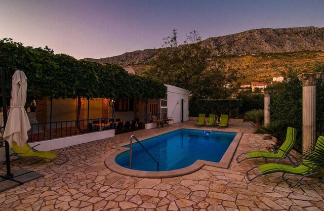 Awesome home in Dugi Rat with WiFi