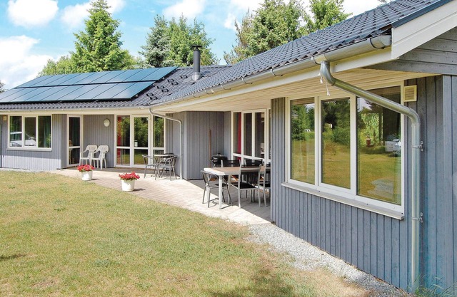 Awesome home in Fårvang with WiFi