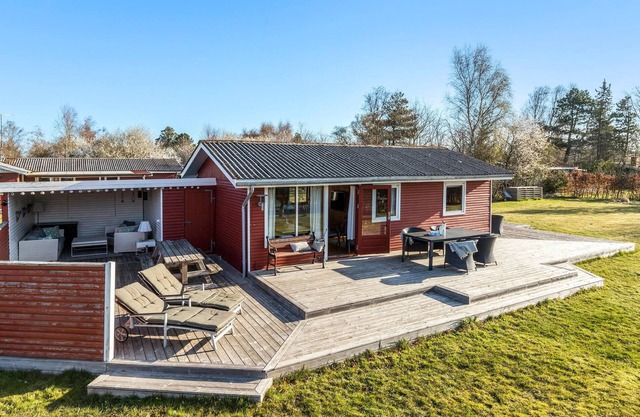 Awesome home in Grenaa with WiFi