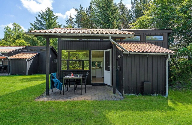 Awesome home in Hampen with kitchen