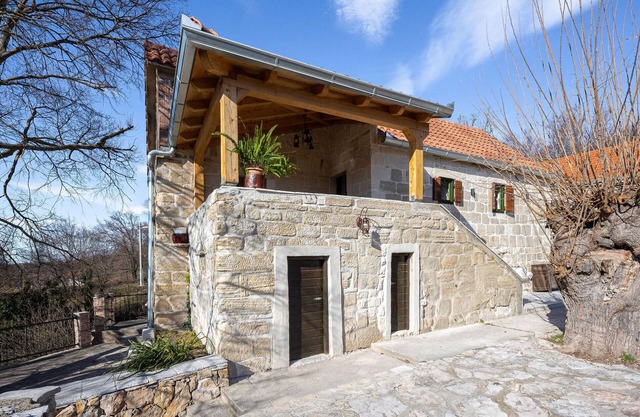 Awesome home in Obrovac Sinjski