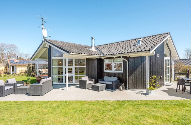 Awesome home in Juelsminde with WiFi