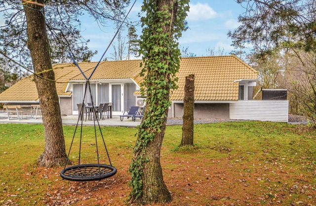 Awesome home in Oksbøl with kitchen