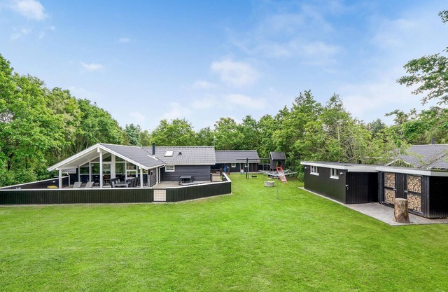 Awesome home in Oksbøl with sauna