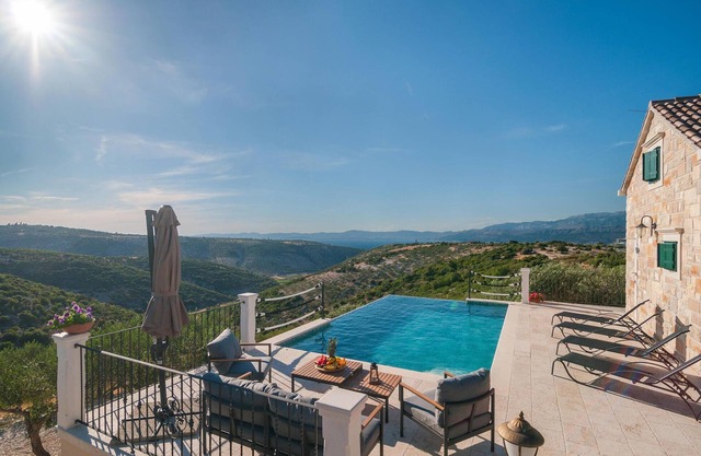 Awesome home in Postira