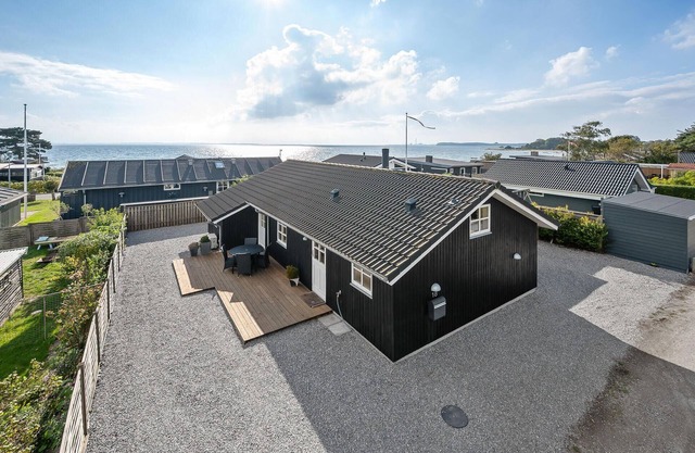 Awesome home in Rønde with kitchen