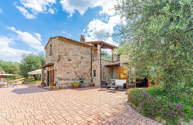 Awesome home in Seggiano GR
