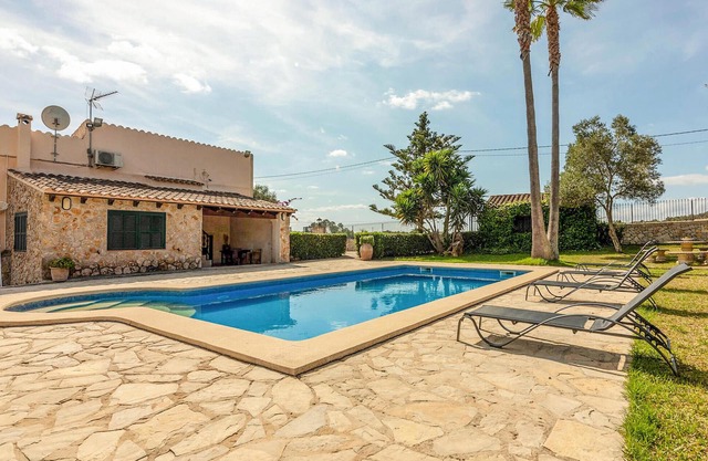 Awesome home in Sineu