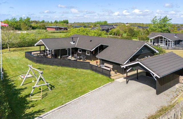 Awesome home in Tarm with kitchen