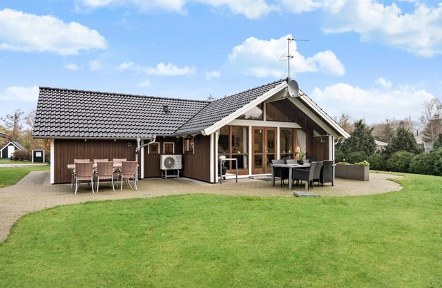 Awesome home in Ulfborg with kitchen