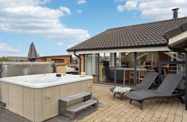 Awesome home in Vinderup with sauna