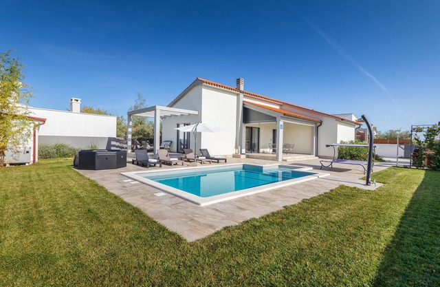 Awesome home in Vodnjan