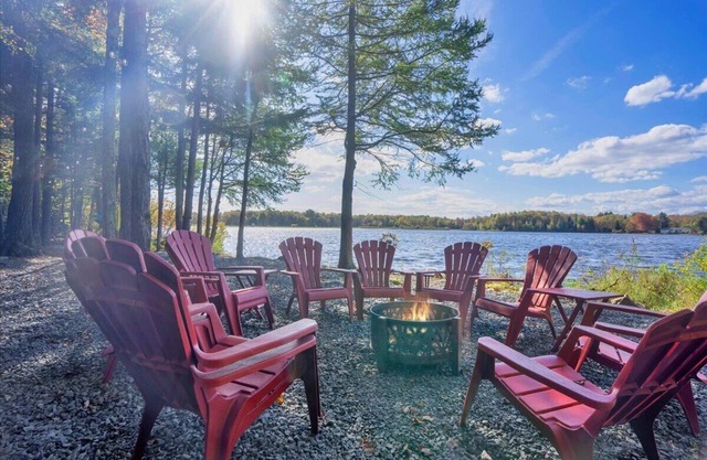 🐝 Awesome LAKEFRONT House w/Hot Tub - Honeybee Hideaway 🐝