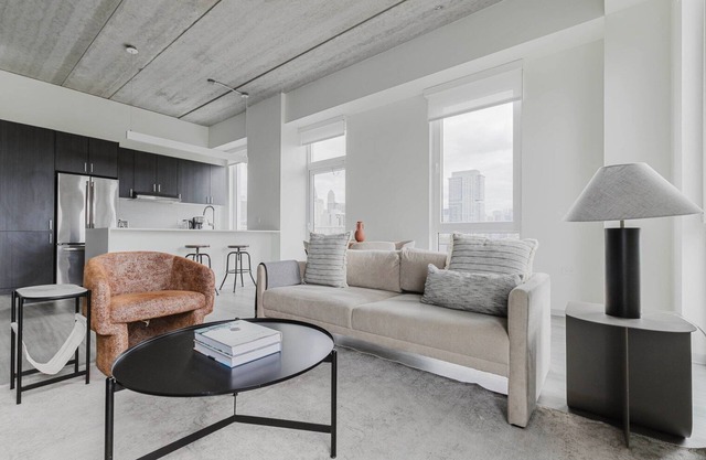 Awesome Old Town 2BR Gym, W/D, Rooftop & A/C, by Blueground