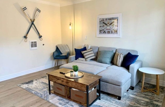 Awesome room layout for couples and solo-travelers at PERFECTLY located lodge.