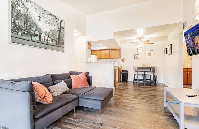 Awesome Strip Views! Heated Pool, Hot Tub & Gym!