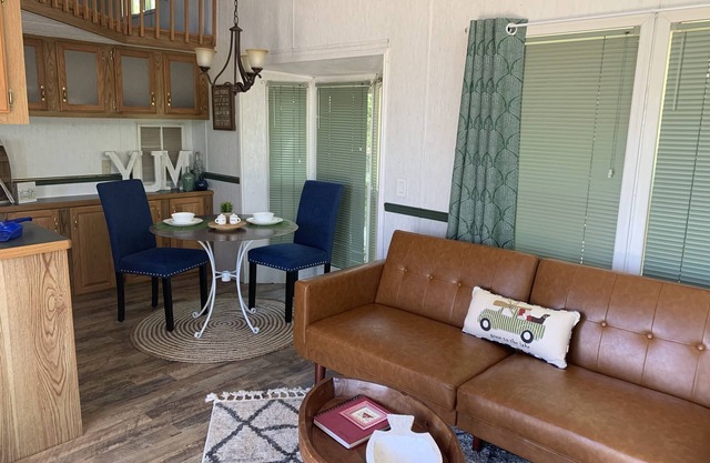 Awesome tiny house with lake view. Great getaway for couples.