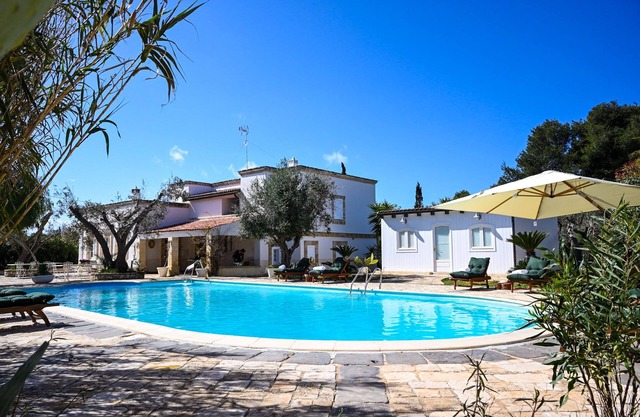 AWESOME VILLA - POOL ✩ GARDEN ✩ PARKING ✩ WIFI ✩
