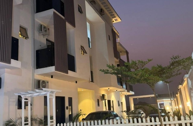 Ayahs Court
