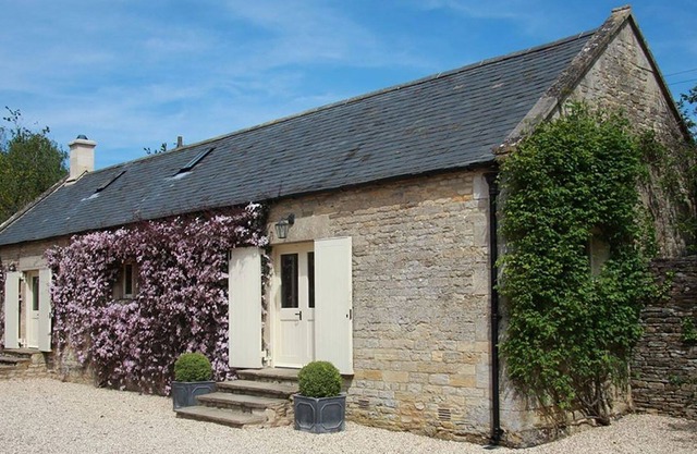 Aylworth Manor Granary - sleeps 4 guests in 2 bedrooms