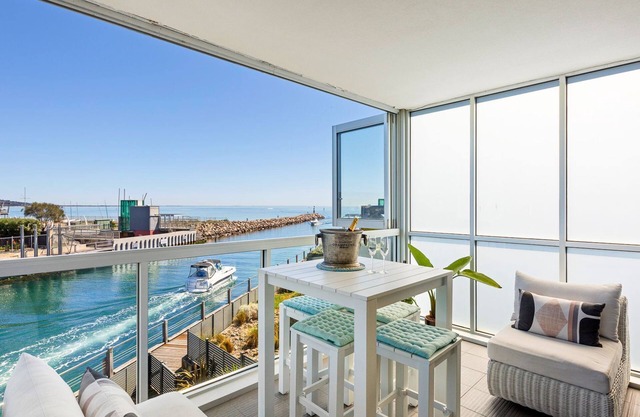 Azure Bliss | Majestic Apartment on the Water