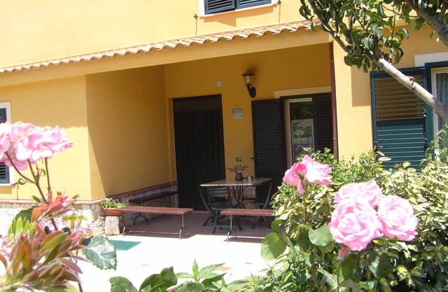 B & B S. ELIA Room YELLOW: LOVELY VILLA SURROUNDED IN HISTORICAL PARK DUBINI