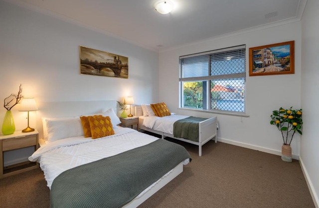 B1 AirportHaven - Free Parking & Modern Comfort