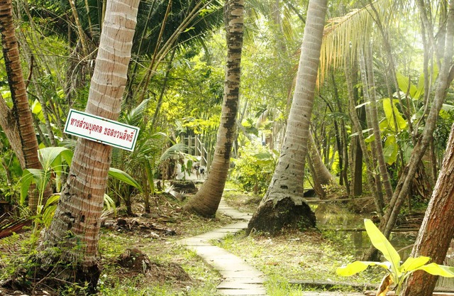 Baan LoyLom SuanAmphawa