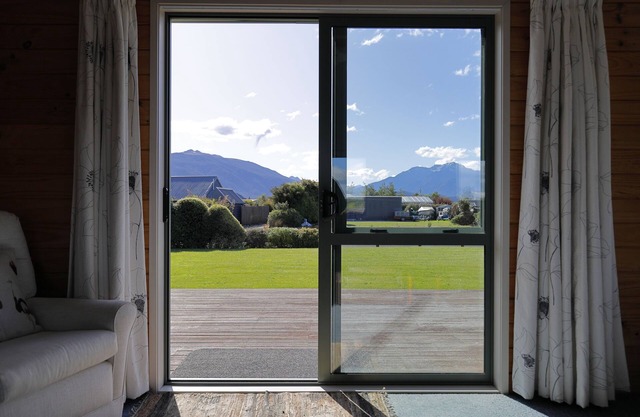 Bach on Speight - Te Anau Holiday Home