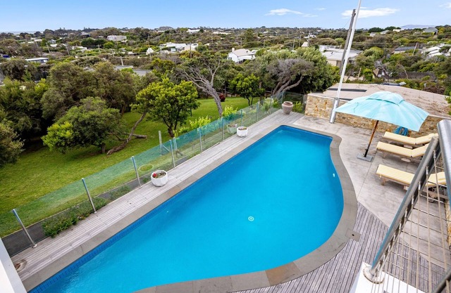 BACKBEACH BREATHTAKING 3 LEVEL HOME & HEATED POOL, PORTSEA