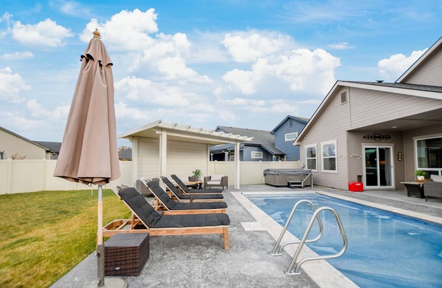Backyard Bungalow w/Resort Like Backyard!
