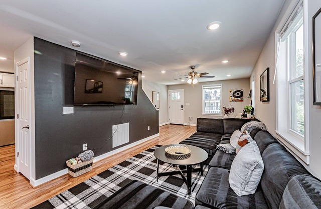 Backyard Fire-Pit, Modern, Roomy, 7 Min Downtown