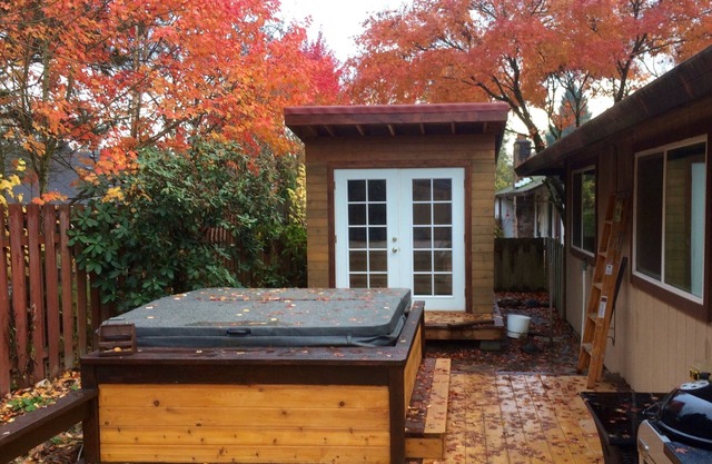 Backyard Hot Tub and Sauna Near Downtown