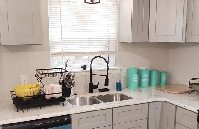 Backyard Under Construction: Modern Farmhouse 3miles to Uptown