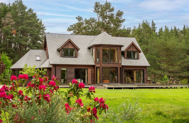 Baddengorm Lodge - a lodge that sleeps 10 guests in 5 bedrooms