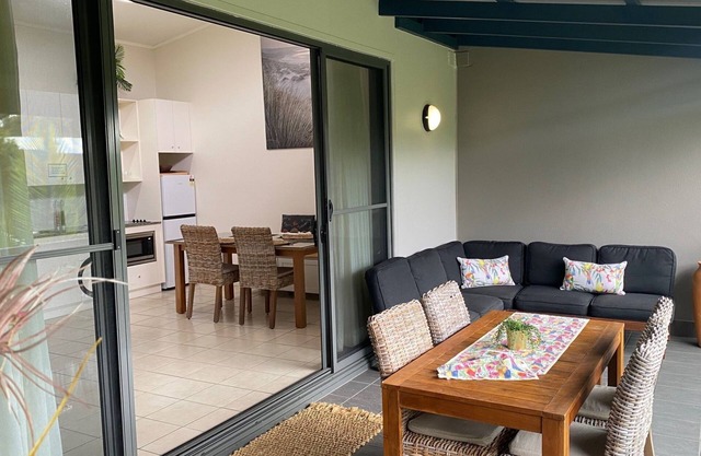 Baden 86 - Rainbow Shores. Walk To Beach - Top Floor - Air conditioned Unit. Free Wi-Fi