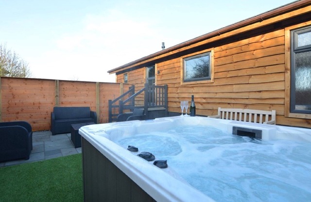 BADGERS DEN- A luxury lodge, 2 en-suite bedrooms with private hot tub
