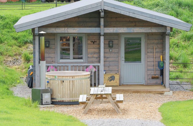 BADGERS SETT, pet friendly, with hot tub in Staindrop