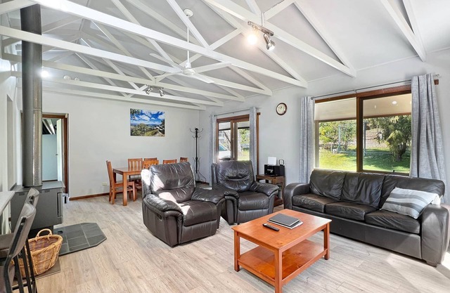 Bagara Cottage, Two bedroom cottage 1km from the town centre with a wood fire