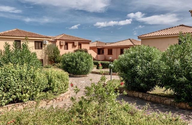 Baia de Bahas Three-room apartment sleeps 6, with A.C, a few steps from the sea